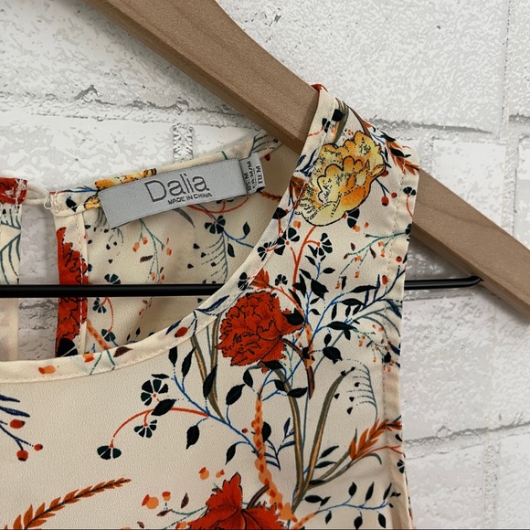 DALIA Cream Flowered Sleeveless Top - Picture 3 of 11